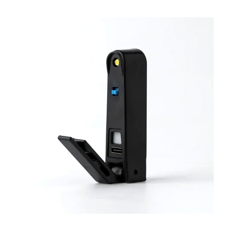 نمای پورت شارژ USB و دکمههای کنترلی چراغ مطالعه شارژی